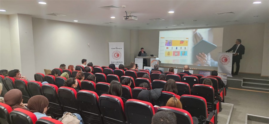SAMSUN ÜNİVERSİTEMİZDE “NE KADAR BİLİNÇLİ BİR TÜKETİCİYİZ” “BİR TÜKETİCİ OLARAK YASAL HAKLARIMIZI NE KADAR BİLİYORUZ” TEMASI İLE PANELLERİMİZİ SÜRDÜRMEKTEYİZ