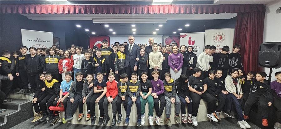 İLİMİZDE ORTAOKULLAR ARASINDA DÜZENLENEN “BİLİNÇLİ TÜKETİCİ OLMAK” KONULU RESİM YARIŞMASINDA SAMSUN İL BİRİNCİSİ OLAN BOĞAZİÇİ ORTAOKULU ÖĞRENCİMİZ ÖZÜM UZUN’A ÖDÜLÜNÜ TAKDİM ETTİK.